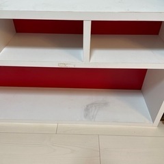 本棚赤と白のコントラストがかわいいの画像