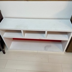 本棚赤と白のコントラストがかわいいの画像