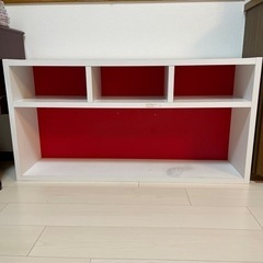 本棚赤と白のコントラストがかわいいの画像