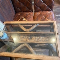 アジアン家具ガラステーブルの画像