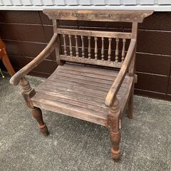 木製アームチェアの画像