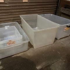 蓋なし衣装ケースと食器類の画像