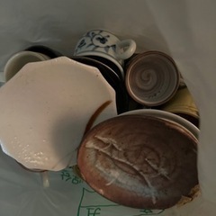 蓋なし衣装ケースと食器類の画像