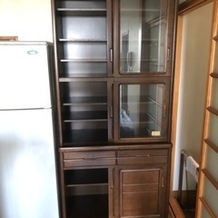 綺麗な木目の食器棚の画像