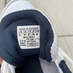 テニスシューズ　adidasの画像