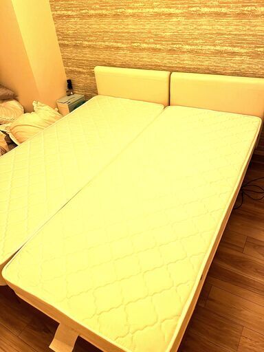 (値下げしました)美品！セミシングル２台でクイーンベッドで使用、禁煙、ペット、子供なし家族使用