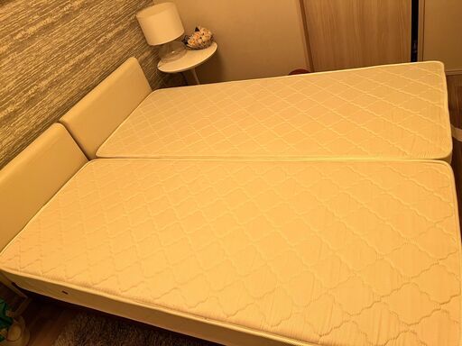 (値下げしました)美品！セミシングル２台でクイーンベッドで使用、禁煙、ペット、子供なし家族使用