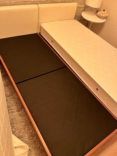 (値下げしました)美品！セミシングル２台でクイーンベッドで使用、禁煙、ペット、子供なし家族使用
