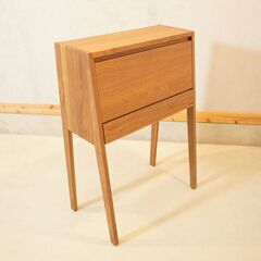 karimoku(カリモク家具)よりQT2811 ウォールナット材 ドレッサー。鏡やデスクをフラップ扉で目隠し収納可能。コンパクトなので置く場所を選ばず、ライティングデスクやPC等の作業台にも便利ですDH136の画像