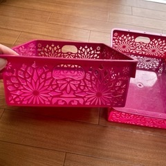 ピンクのプラスチックケースの画像