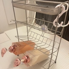 2つ物置棚 1つ小さなスツール