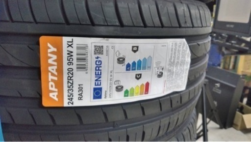 新品タイヤ  245/35  R20