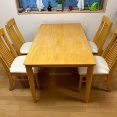 ダイニングテーブルセット。