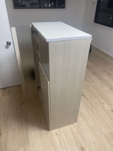 コンパクト食器棚、収納棚、棚。