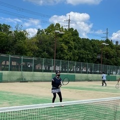 硬式テニス、一緒にワイワイやりましょう！
