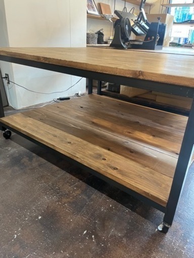 収納付き作業テーブル可動式
