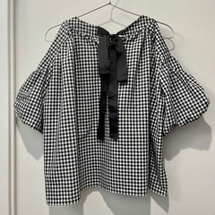 着用回数少 レディーストップス ぽわん袖、バックリボンの画像