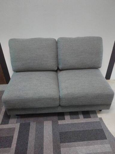 二人掛けソファ　クッション4つ付き