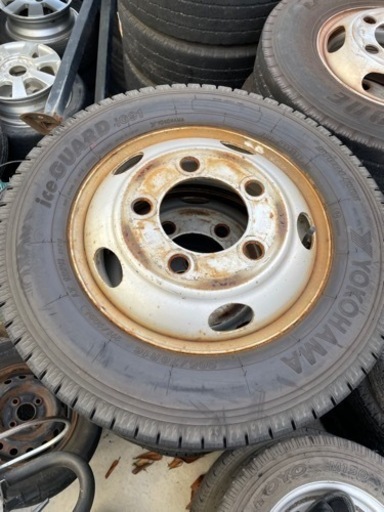 トラックのタイヤホイール　スタッドレス6本