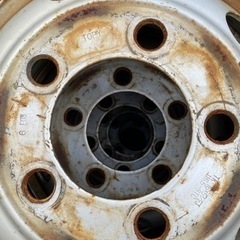 トラックのタイヤホイール　スタッドレス6本の画像