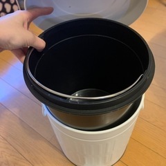 ペダル式ゴミ箱　ホワイトの画像