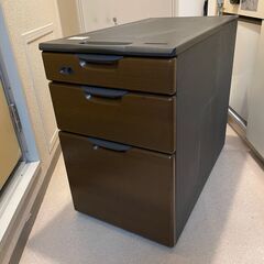 袖机（H630×W410×D730mm）を無料で差し上げます。
