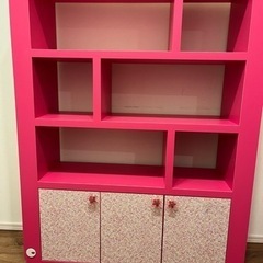 オーダーのピンクの造作家具　棚　おもちゃやランドセルなど