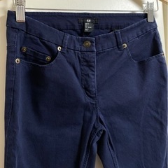 H&M ネイビー スキニーパンツ の画像
