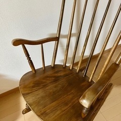アンティークなロッキングチェアの画像