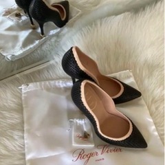 Roger Vivier のハイヒールパンプス