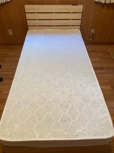使用期間３ヶ月！コンセント付きシングルベッド