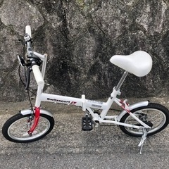 白と赤の折りたたみ自転車　スイススポーツ