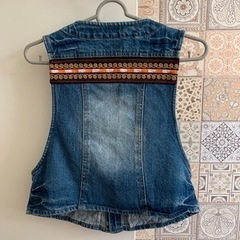 TITICACAデニムのベストの画像