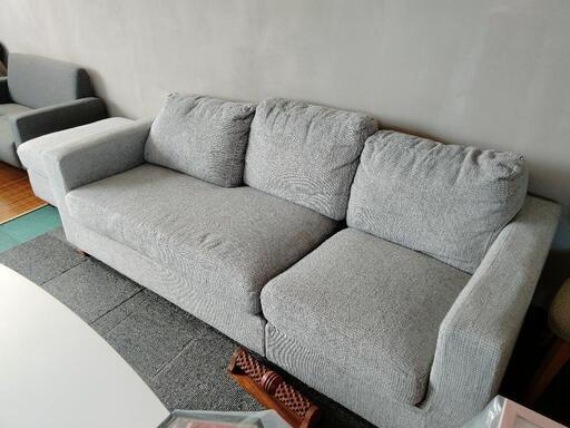 ソファの他にガラステーブルやテレビもあります