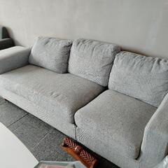 ソファの他にガラステーブルやテレビもあります