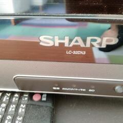 ソファの他にガラステーブルやテレビもありますの画像