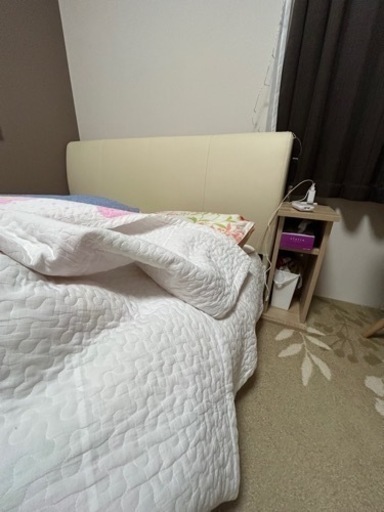 さらに値下げ‼️早い者勝ち‼️ダブルベッド✨サイドテーブル✨ダブルサイズ羽毛布団✨その他おまけあり