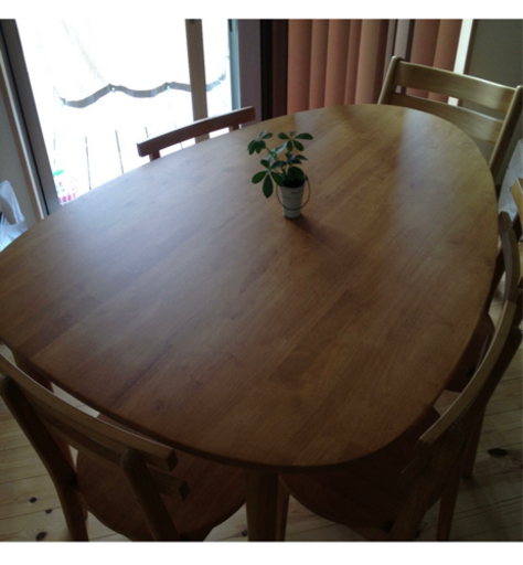 ダイニングテーブル　卵型テーブル　椅子４脚　セット
