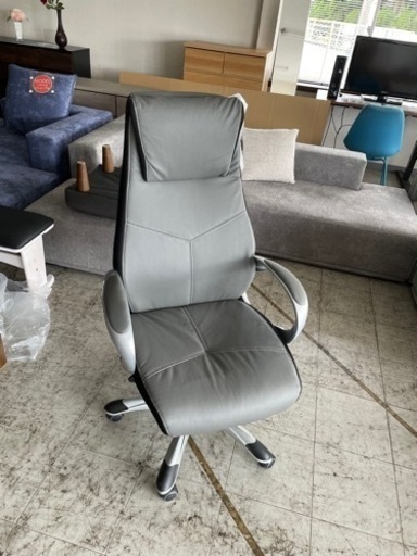 未使用品　ハイバック仕様のオフィスチェア　グレー色　合成皮革