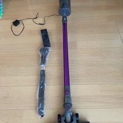ダイソン掃除機（ジャンク品）と別の掃除機（ジャンク品）の画像
