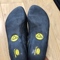 クライミング シューズとチョークバッグの画像