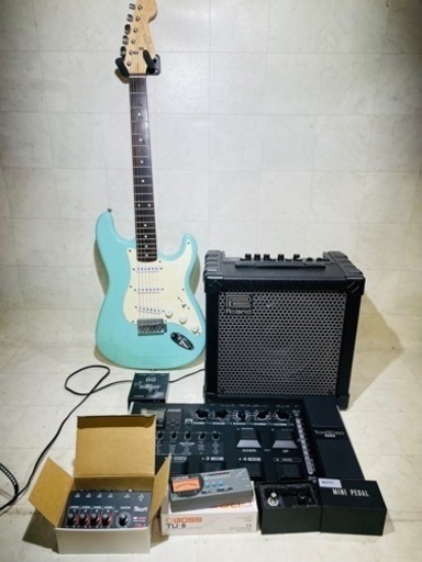Squier by fender ストラトキャスター　水色とRolandアンプ機材セット
