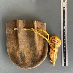 骨董　アンティーク　根付（ねつけ）と牛革袋
