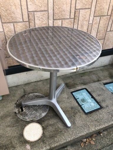 丸いテーブル　金属製