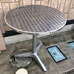 丸いテーブル　金属製