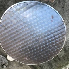 丸いテーブル　金属製の画像