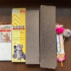 猫ちゃん用品一式（自動給水機、猫砂、つめとぎ、投薬機、おもちゃ）の画像