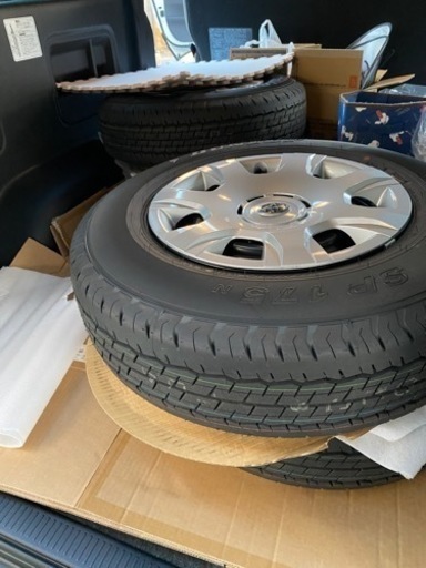 ハイエース 新車外しのタイヤホイールセット