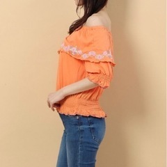 新品未使用　イーハイフンワールドギャラリー フラワープリントオフショルプルオーバーの画像