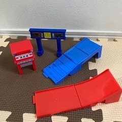 トミカ：おしごと変形ガソリンスタンの画像